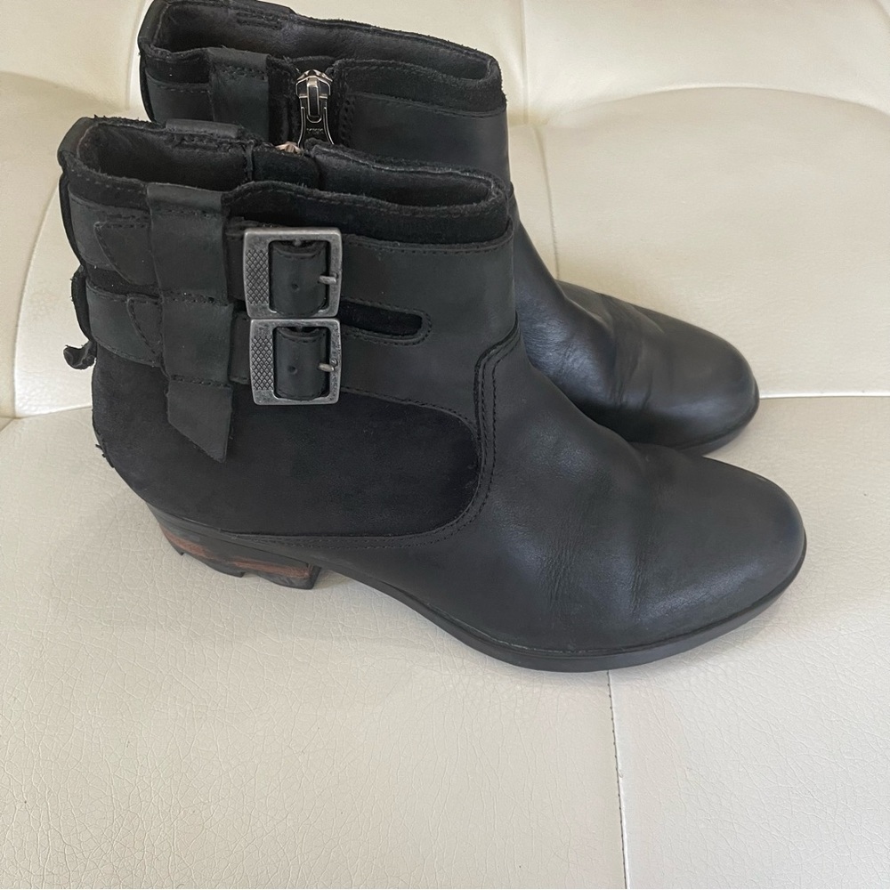Sorel women’s Lolla Black Ankle Boots Nubuck leather and suede size 8 side zip
